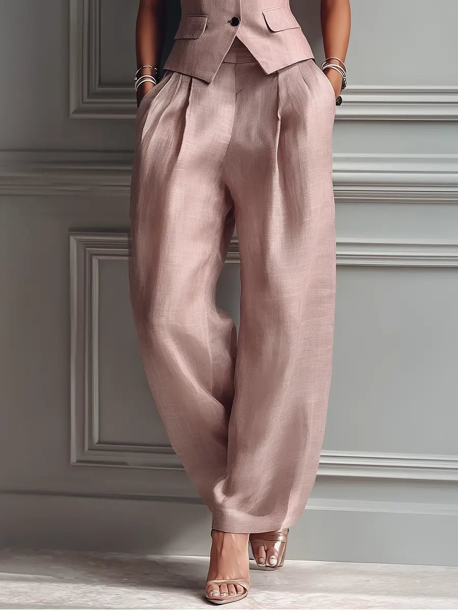 Allsidig lys rosa kvinnesett: ermeløs vest og vide bukser for en elegant look. Fra jobb til fritid.