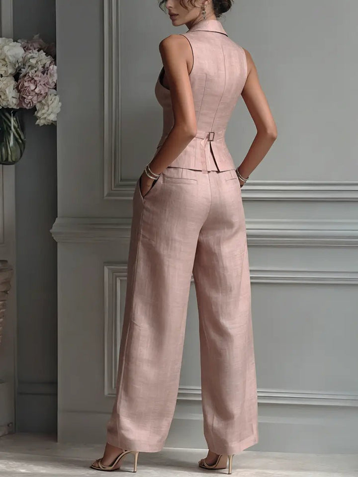 Kvinners lys rosa sett med ermeløs vest og vide bukser. Behagelig lin for sommerlige dager og elegant mote.