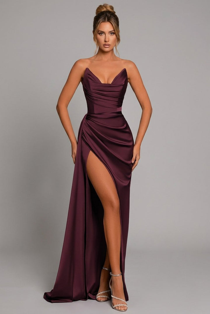 Kvinne satin bodycon maxikjole med elegant hjerteutskjæring. Perfekt festkjole for spesiell anledning.