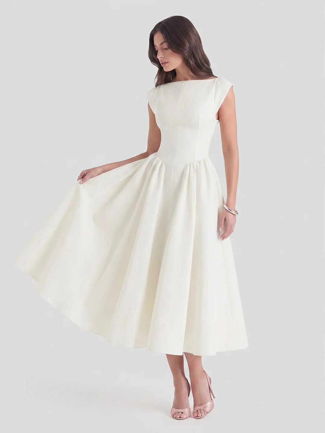 Elegant dame satin midi kjole med båtutringning. Perfekt som festkjole.