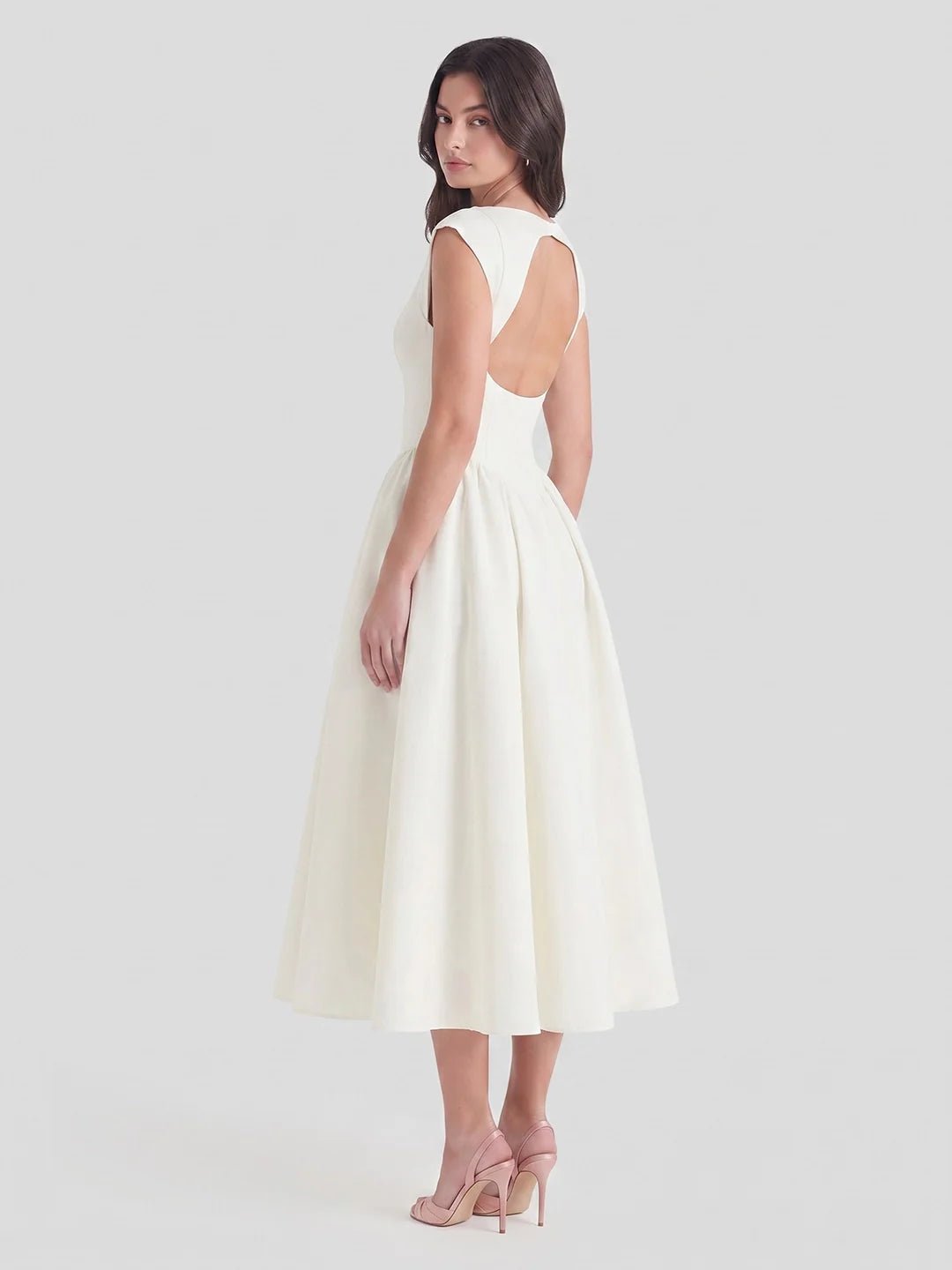 Vintage 1950-talls inspirert festkjole. Satin midi kjole med elegant båtutringning for damer.