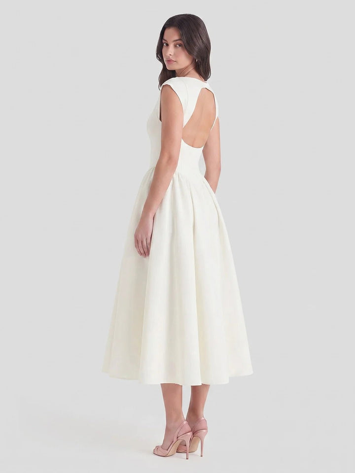Vintage 1950-talls inspirert festkjole. Satin midi kjole med elegant båtutringning for damer.