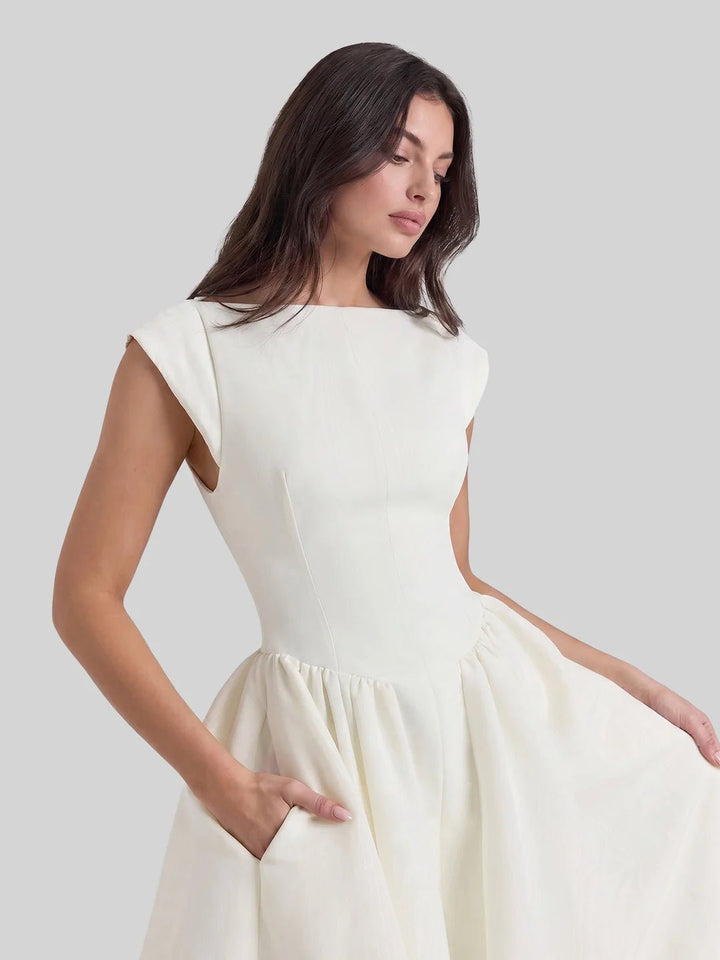Dame elegant satin midi kjole med korte ermer og stilig båtutringning, klar for fest.