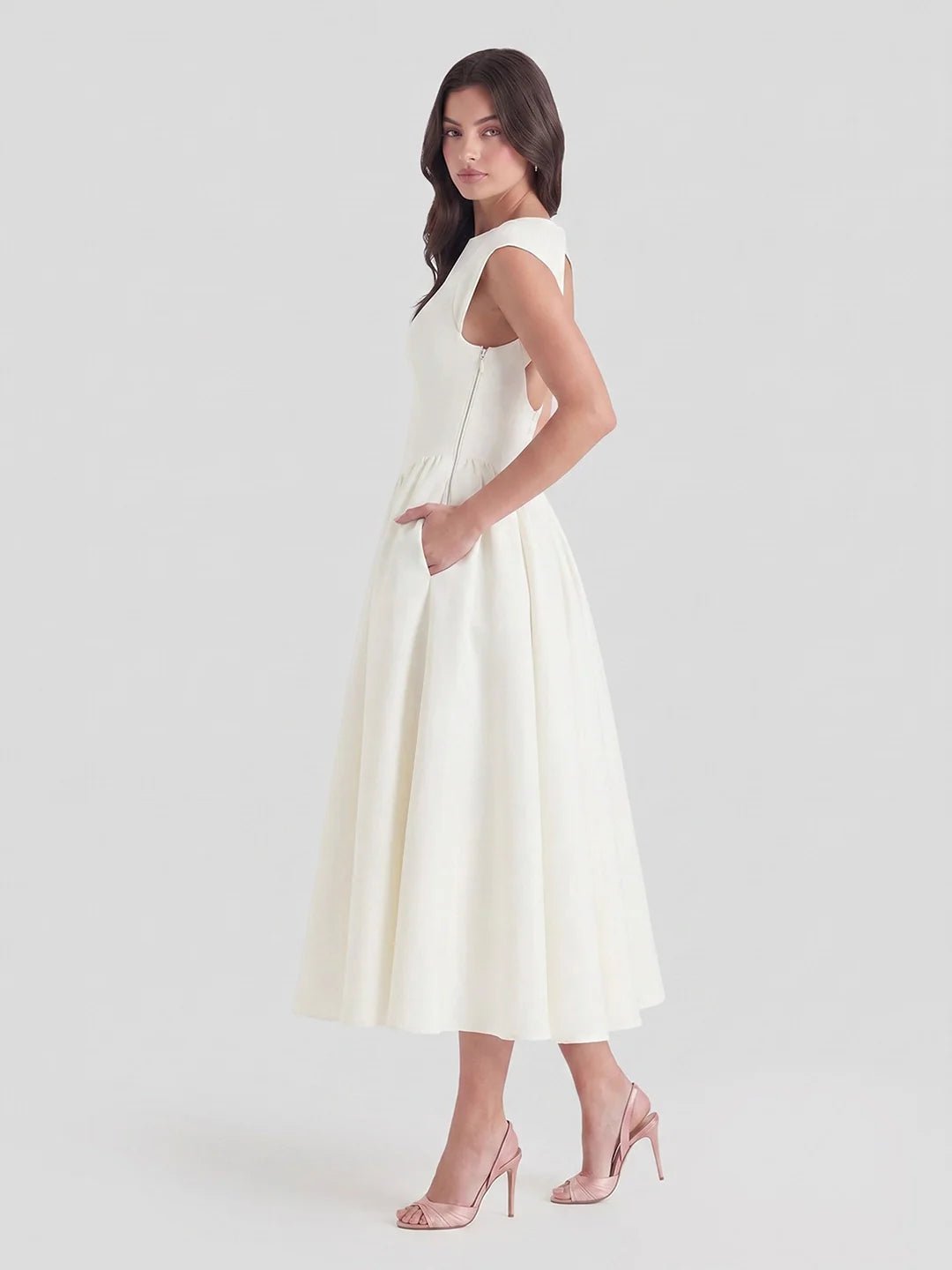 Glansfull satin midi kjole for damer. Elegant festkjole med klassisk båtutringning.