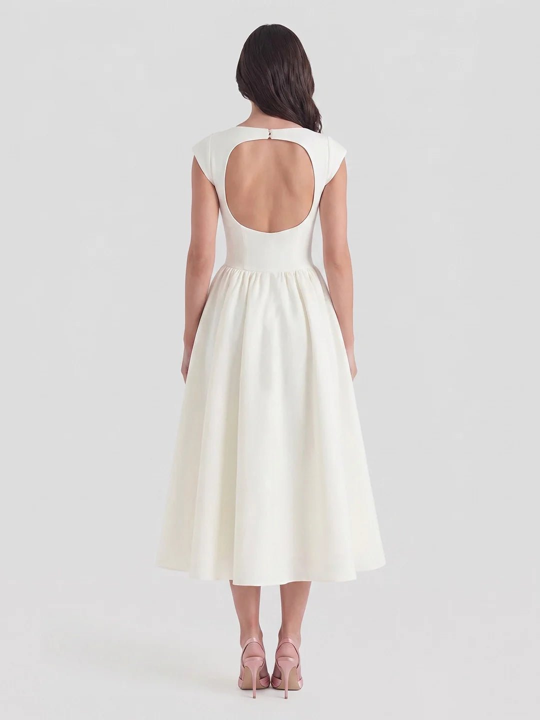 Elegant satin midi kjole med åpen rygg og båtutringning. Perfekt sommerkjole i vintage stil.