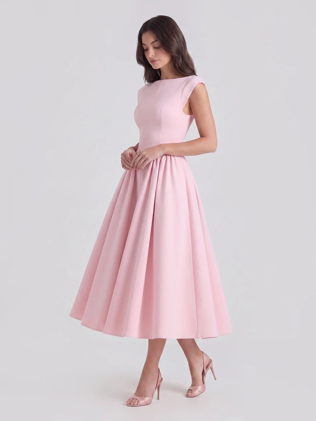 Sommerlig satin midi festkjole til dame. Elegant design med båtutringning og 1950-talls preg.