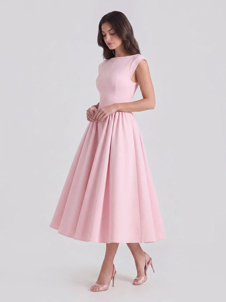 Sommerlig satin midi festkjole til dame. Elegant design med båtutringning og 1950-talls preg.
