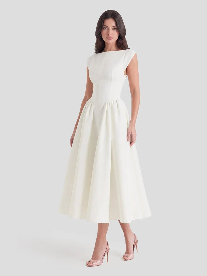 Klassisk 1950-talls inspirert satin midi kjole for damer, elegant med båtutringning og vintage stil.