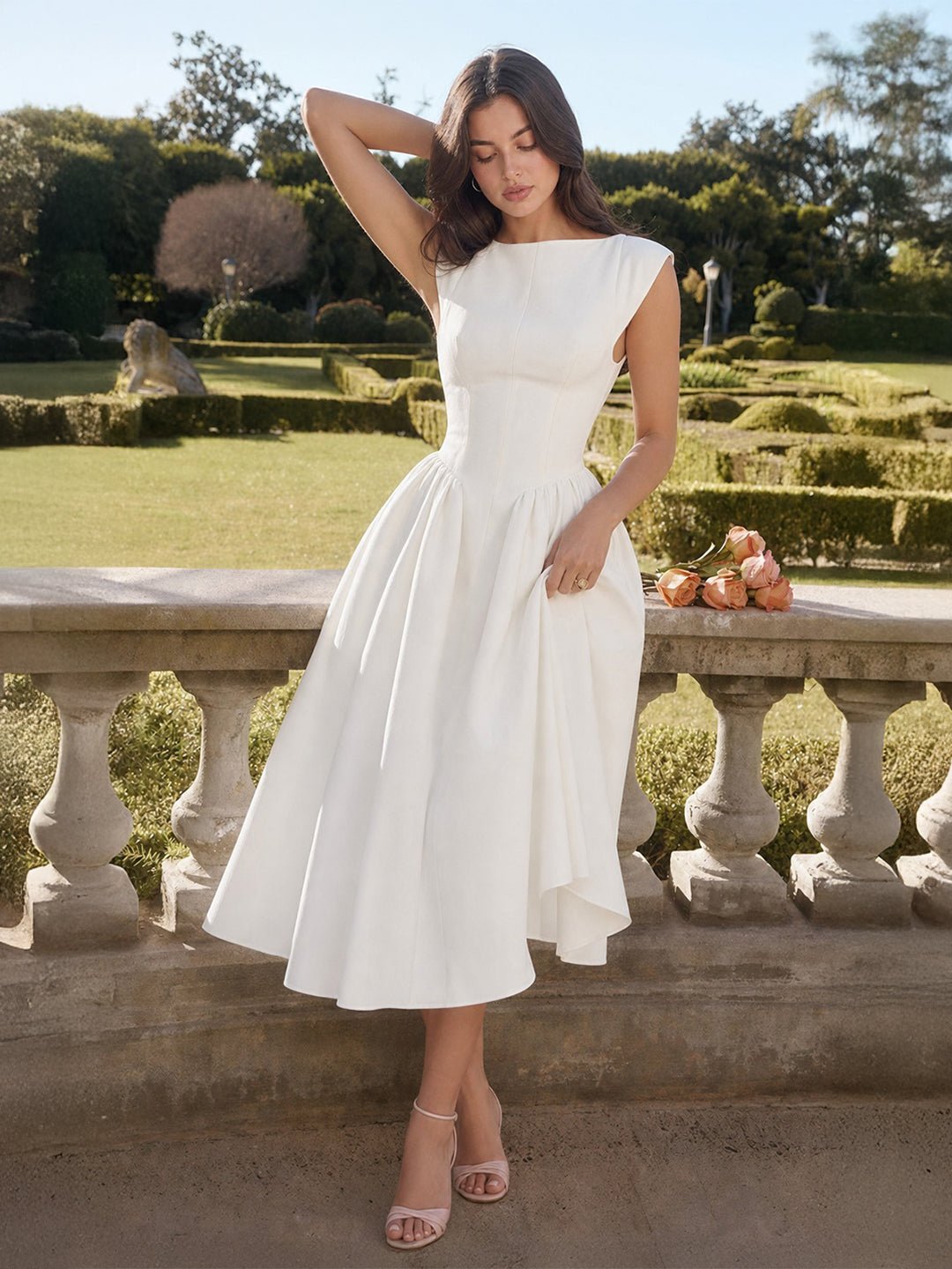 Lekker satin midi kjole. Elegant festkjole med båtutringning, korte ermer og subtil åpen rygg.