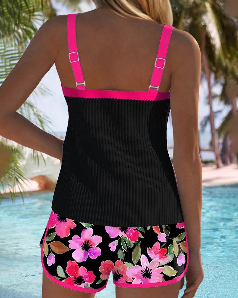 Sommerlig ribbet tankini-topp og truse med magekontroll. Et must for basseng og strand.