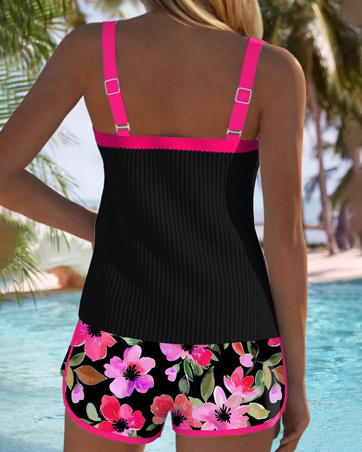 Sommerlig ribbet tankini-topp og truse med magekontroll. Et must for basseng og strand.