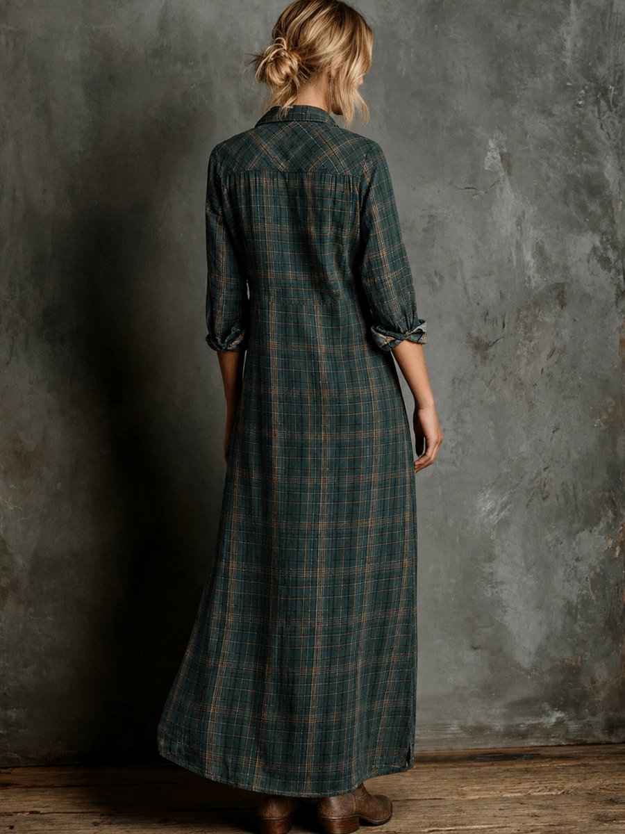 Kvinner sitter i elegant rutete flanell skjortekjole, viser komfort og hverdagslig stil for dame.
