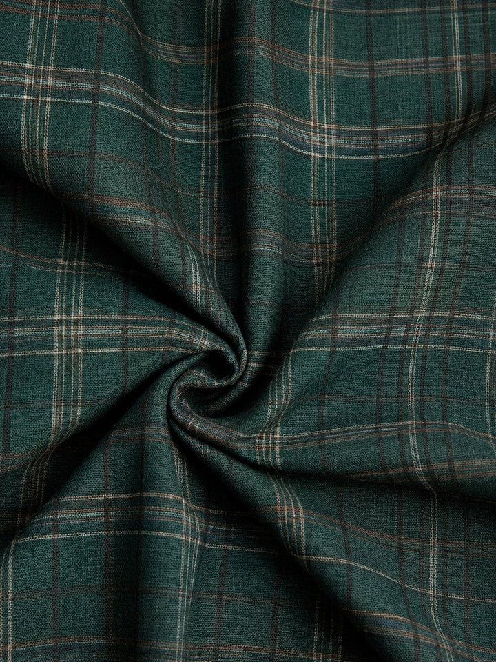 Front av elegant rutete flanell maxikjole med krage og knapper, perfekt skjortekjole for dame.