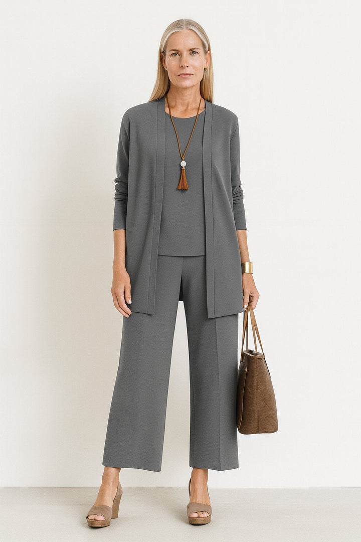 Kvinners tre-delt sett: komfortabel cardigan, topp og elegante vide bukser i matchende farge for hverdagsstil.