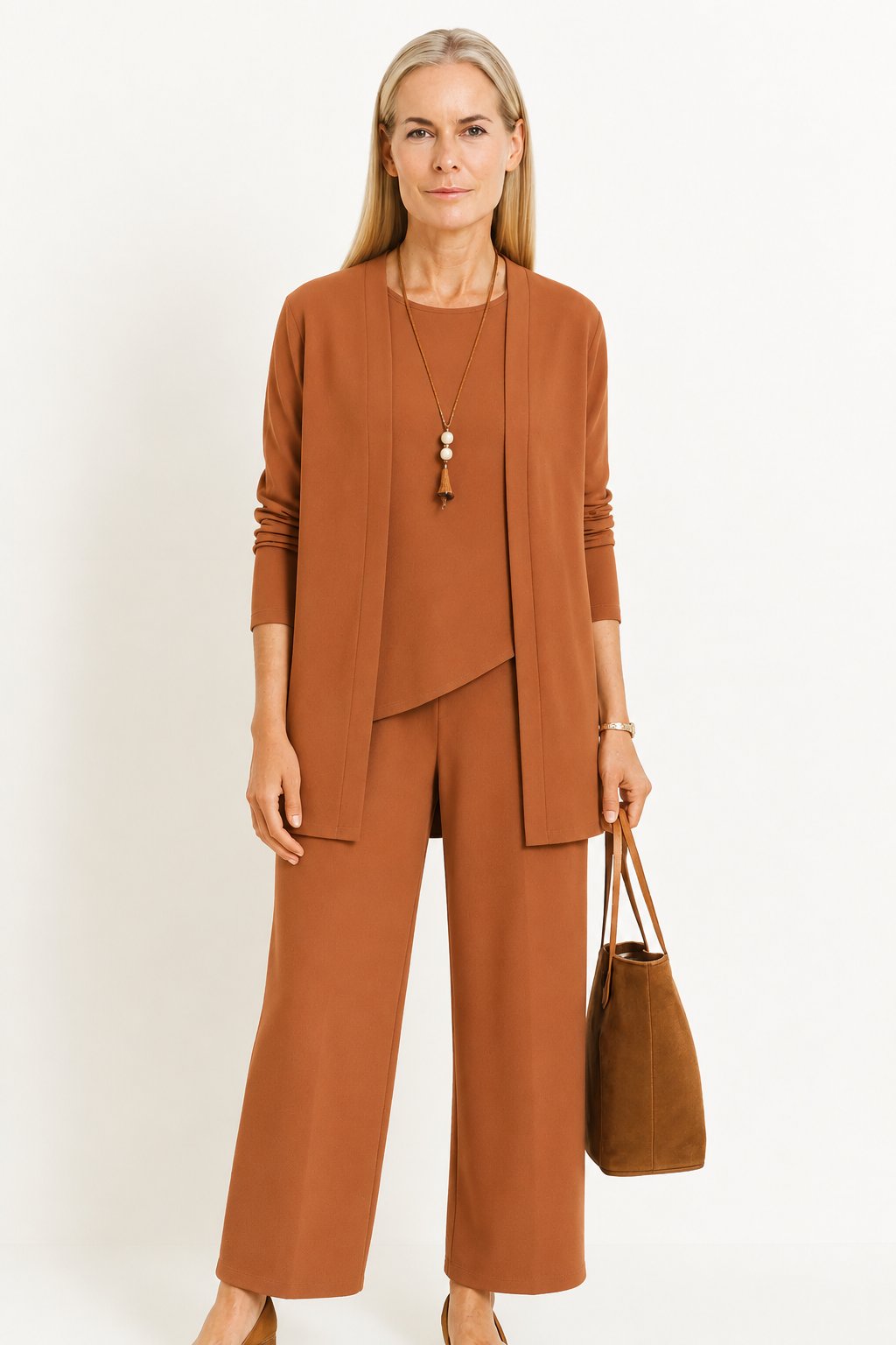 Hverdagssett for kvinner: en myk cardigan, en klassisk topp og vide bukser i et enhetlig design for komfort.