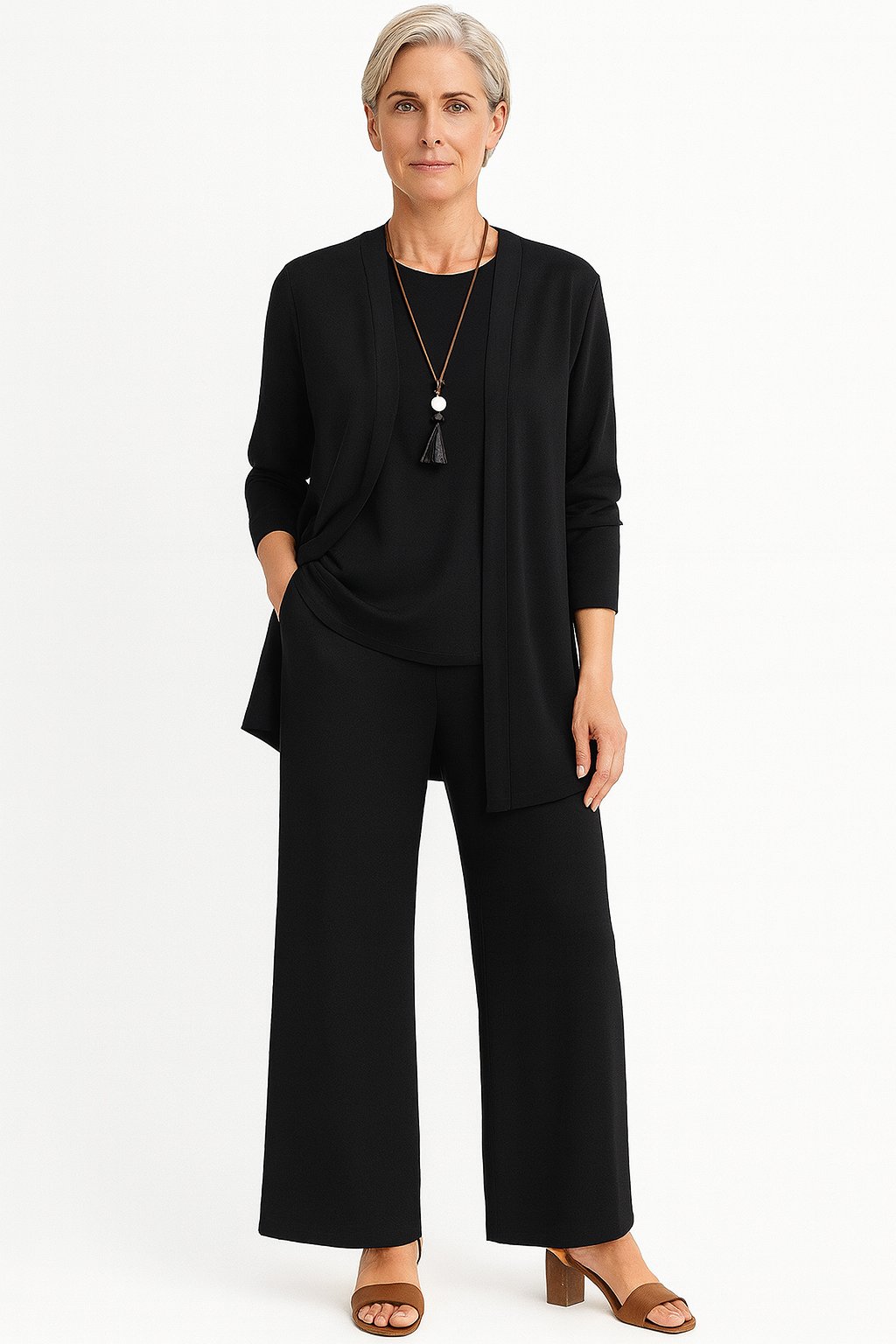 Elegant kvinnesett med løstsittende cardigan, enkel topp og vide bukser. Perfekt for allsidig damemote.
