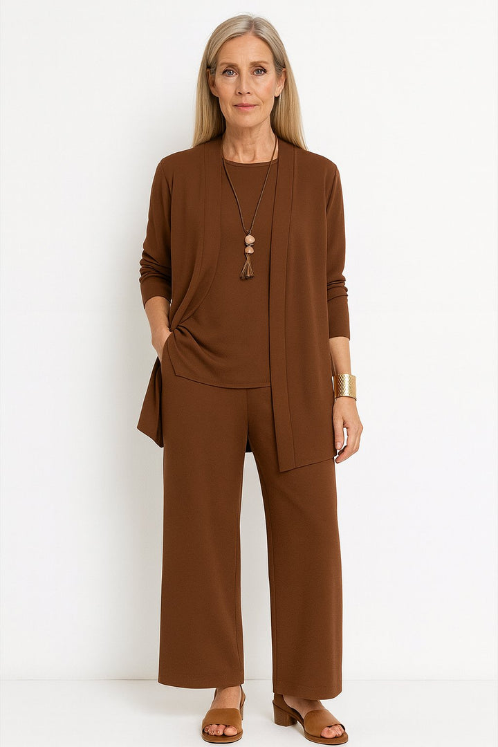 Et matchande kvinnesett med en lett cardigan, casual topp og vide bukser. Flott for både kontor og fritid.