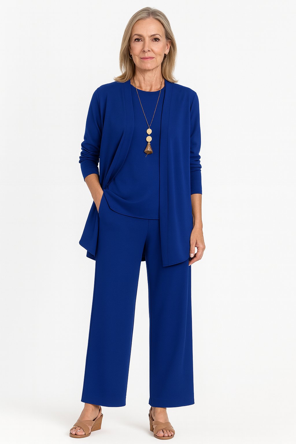 Kvinners tre-delt ensemble: strikket cardigan, enkel topp og vide bukser. Elegant og tidløs hverdagsstil.
