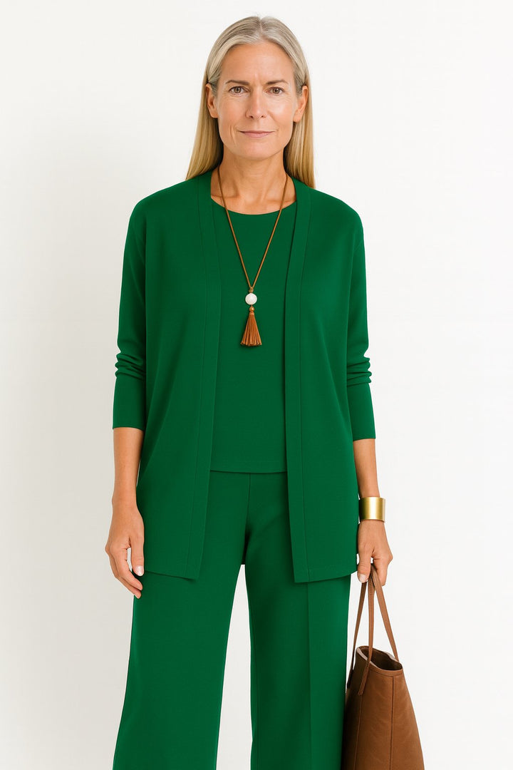 Sømløst kvinnesett: elegant cardigan, matchende topp og komfortable vide bukser. Ideelt for en polert look.
