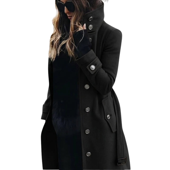Elegant og praktisk lang trenchcoat for kvinner. Perfekt som yttertøy til vår og høst.