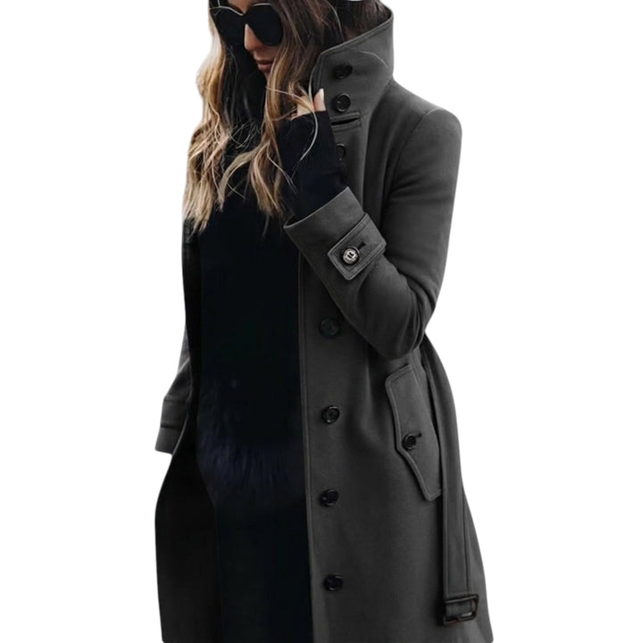 Trendy lang trenchcoat for kvinner. Klassisk og stilren vår-/høstjakke for et elegant uttrykk.