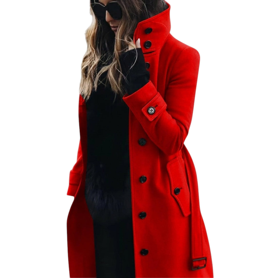 Tidløs, stilren trenchcoat for kvinner. Lang jakke som passer utmerket som yttertøy vår og høst.