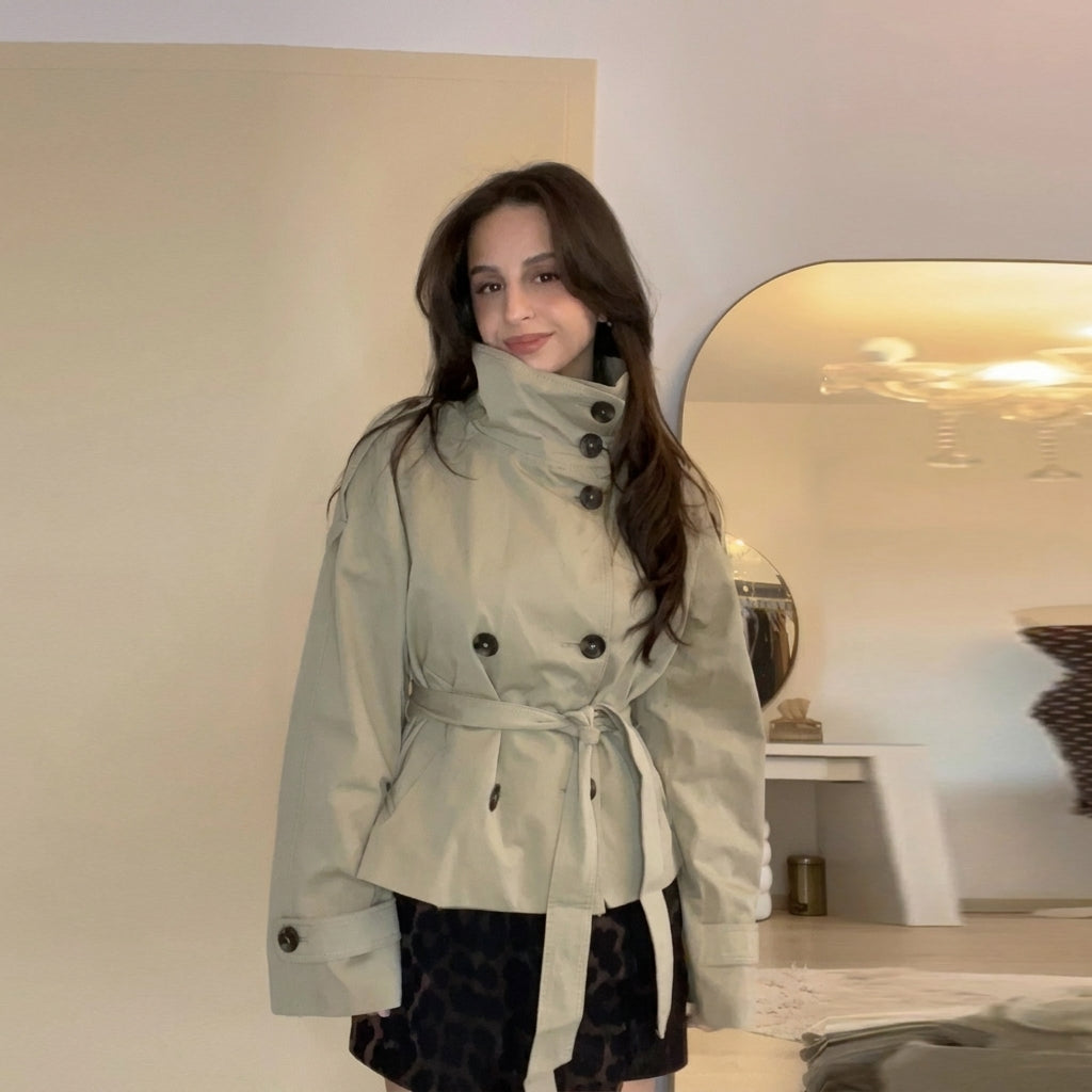 Klassisk elegant dame trench i grønn. Skreddersydd vår/høstjakke for et sofistikert og tidløst uttrykk.
