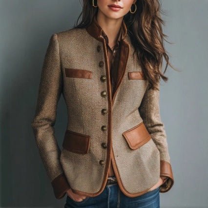 Brun skreddersydd dameblazer med elegante kontrastdetaljer, perfekt for kontor og formelle anledninger.