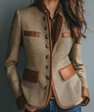 Elegant brun kvinneblazer i skreddersydd passform med stilige kontrastdetaljer. Tidløs for fritid og jobb.