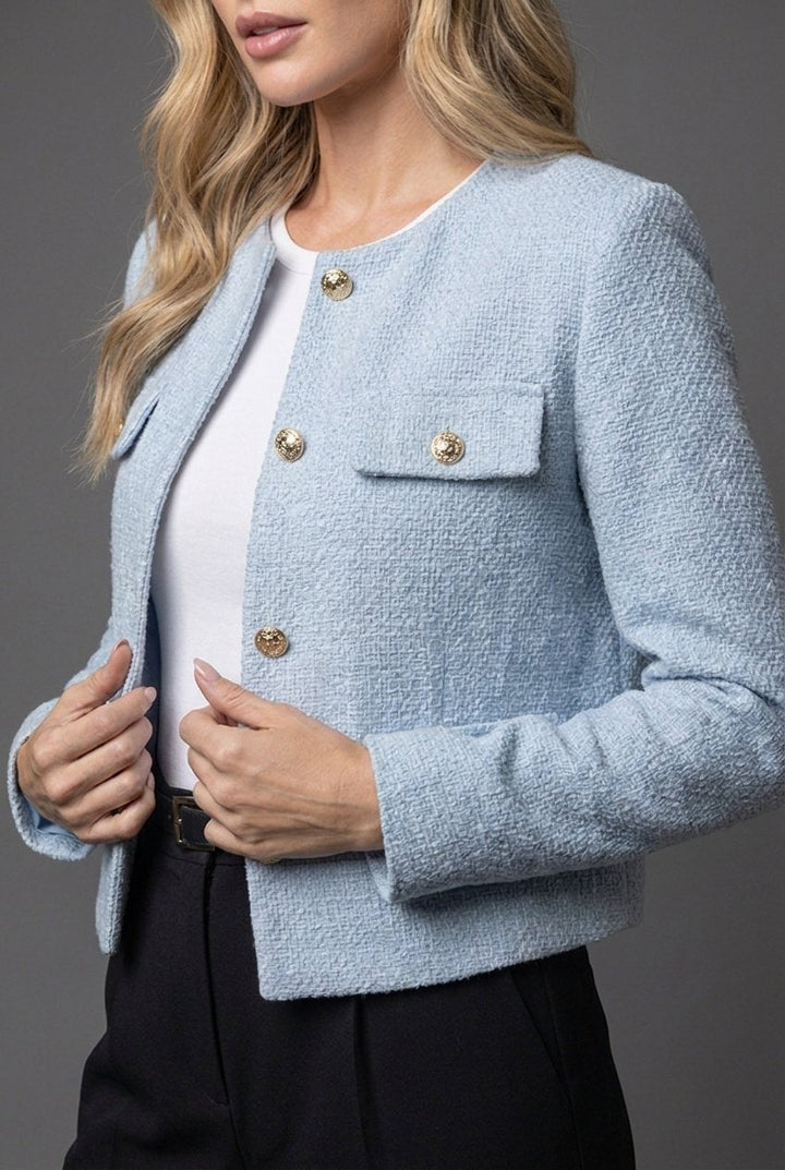 Stilren kort blazer til dame, i tweed med rund hals og luksuriøse gullknapper. Ideell vårjakke.