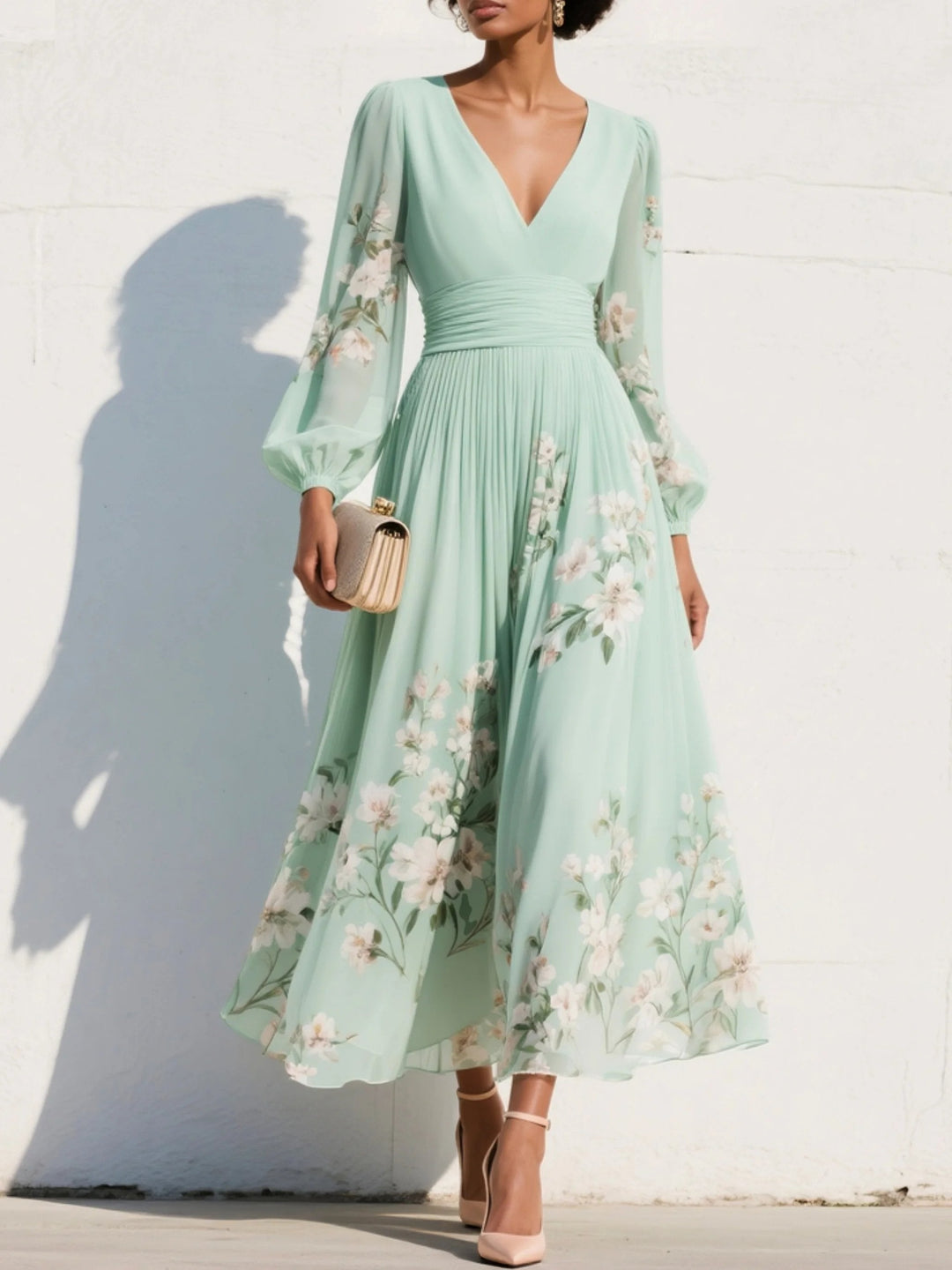 Elegant blomstrete midi kjole for kvinner med V-hals og trendy ballongermer, perfekt for fest og bryllupsgjest.