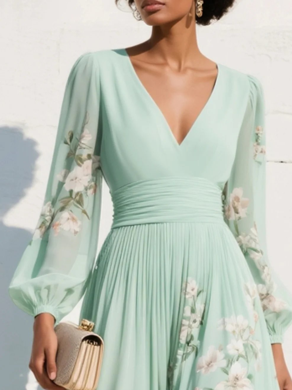 Stilfull blomstrete midi kjole for damer, med feminin V-hals og trendy ballongermer. Elegant til fest eller hverdags.