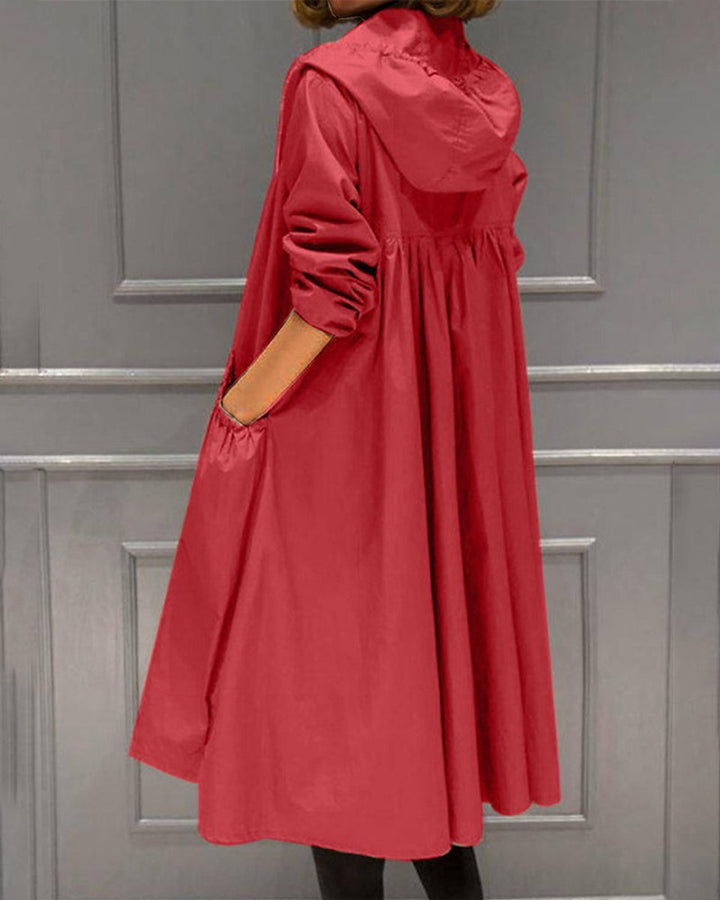 Elegant dame trenchcoat med belte, lang modell og hette, feminint yttertøy for kjølige dager.