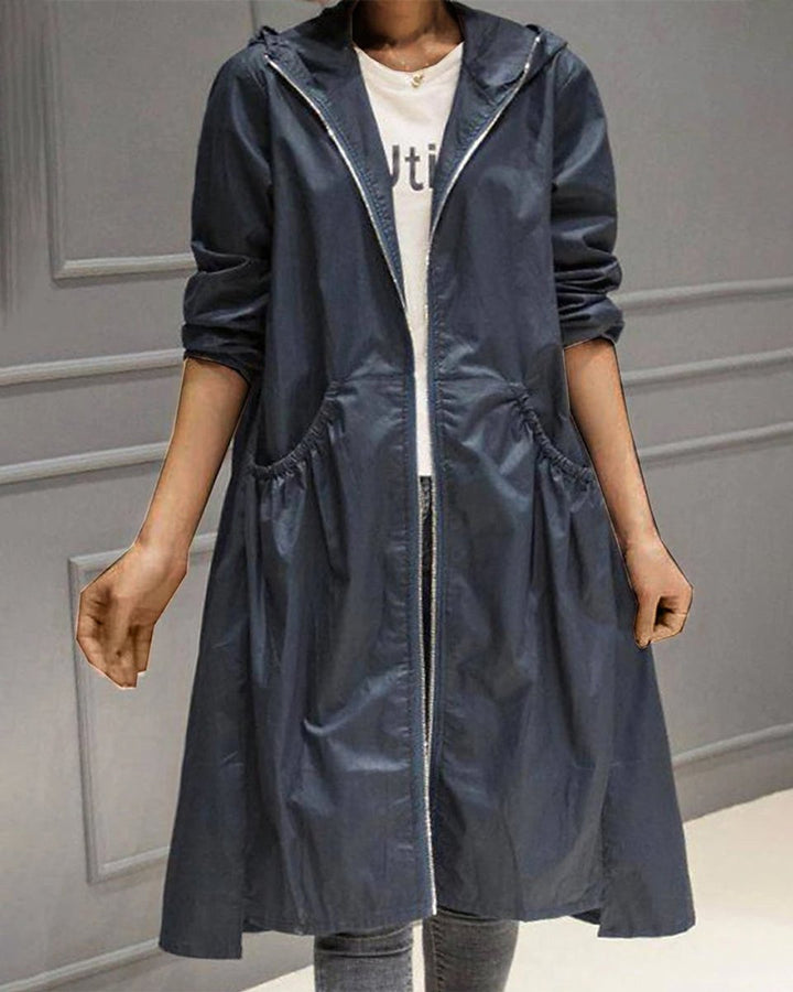 Moderiktig vannavvisende damekåpe med hette, ideell lang trenchcoat for vindfulle høstdager.