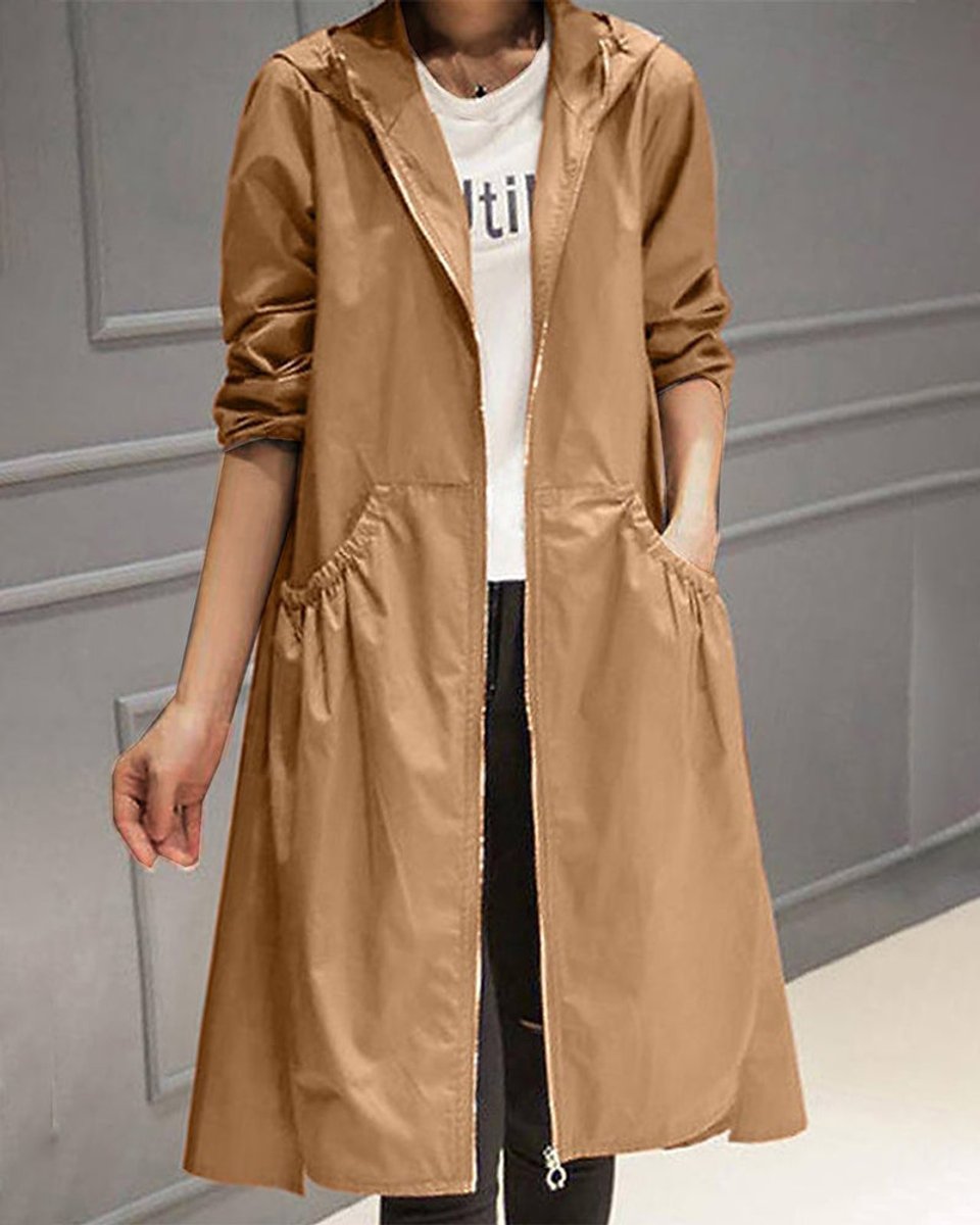 Stilfull dame trenchcoat med hette, allsidig yttertøy som regnjakke og kåpe for høst/vinter.