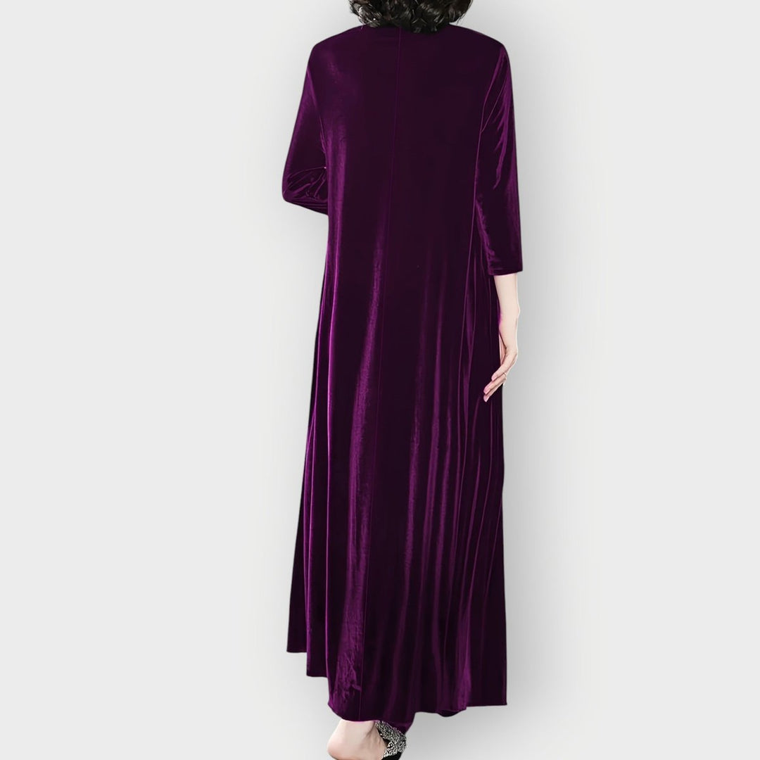 Tidløs elegant fløyels maksikjole, langermet design. En sofistikert aftenkjole for enhver formell anledning.