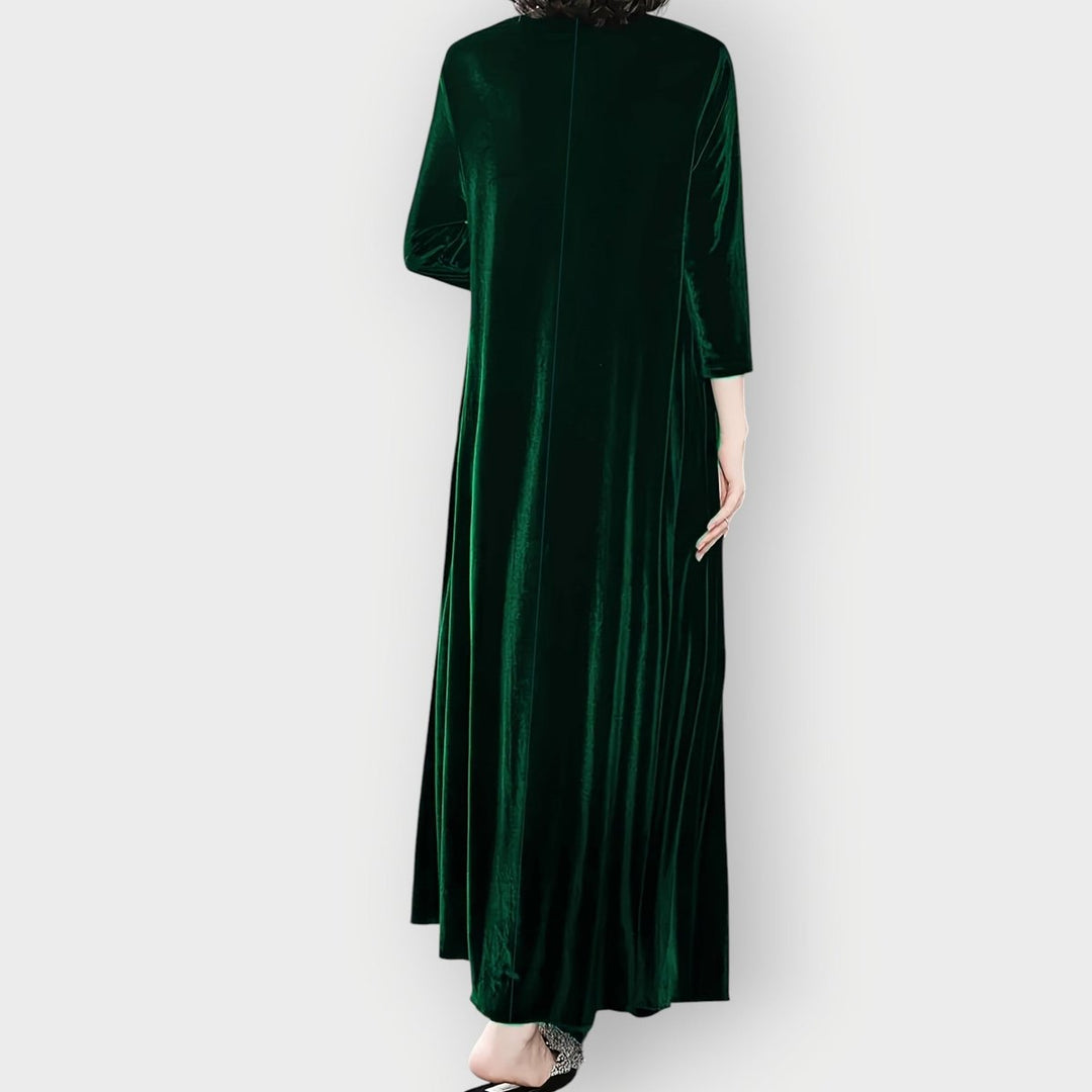 Komfortabel og chic langermet fløyels festkjole for dame. Perfekt som varm og elegant julebordskjole.