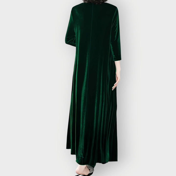 Komfortabel og chic langermet fløyels festkjole for dame. Perfekt som varm og elegant julebordskjole.