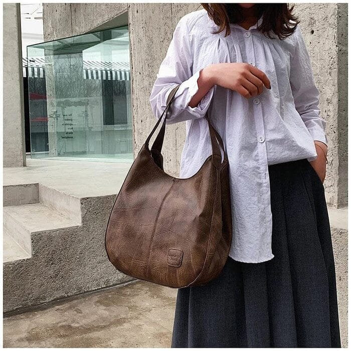 Elegant rød hobo veske i vintage lær, komfortabel og romslig for damer.