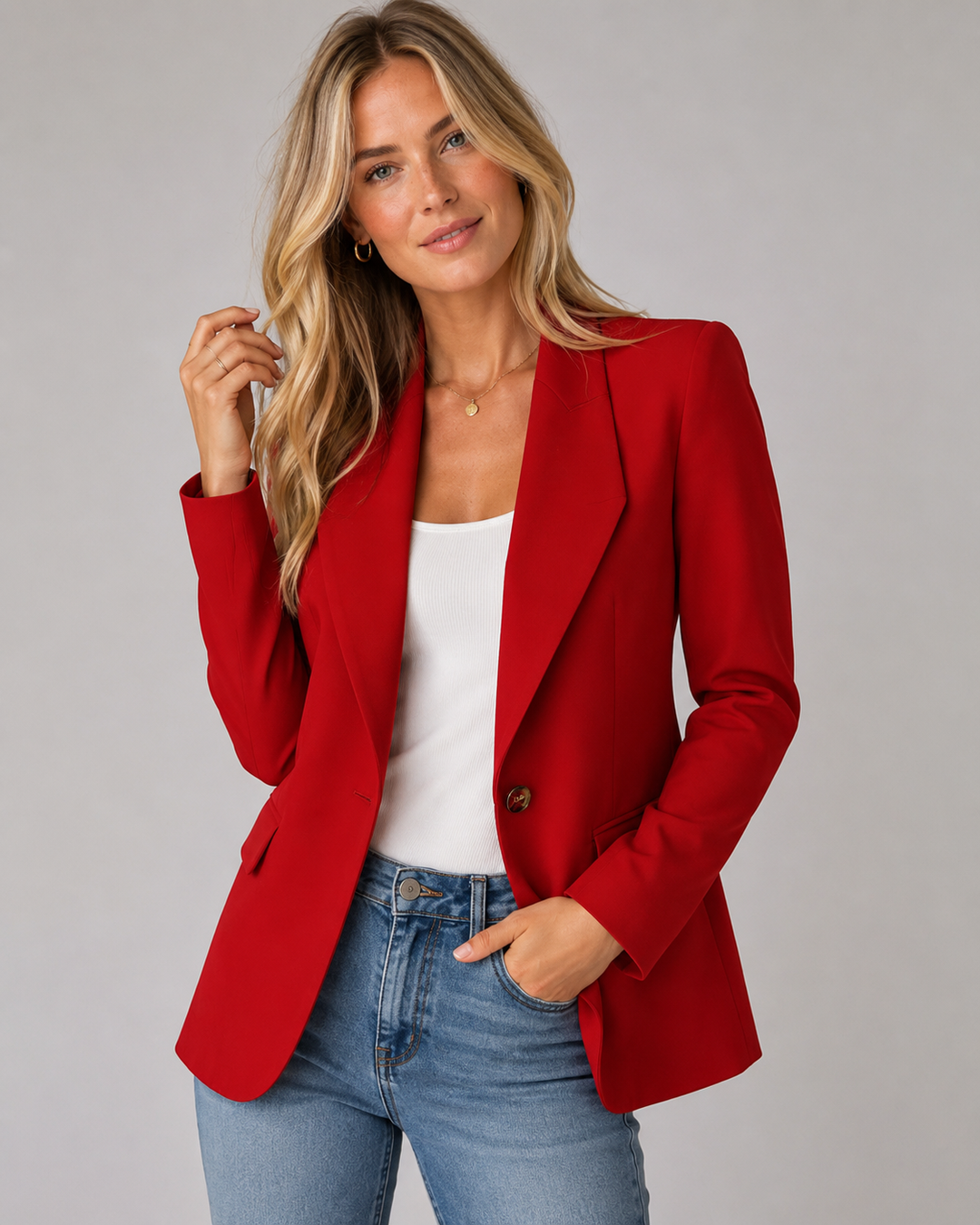 Elegant dameblazer stylet for et profesjonelt kontorantrekk. Allsidig og komfortabel for en travel dag.