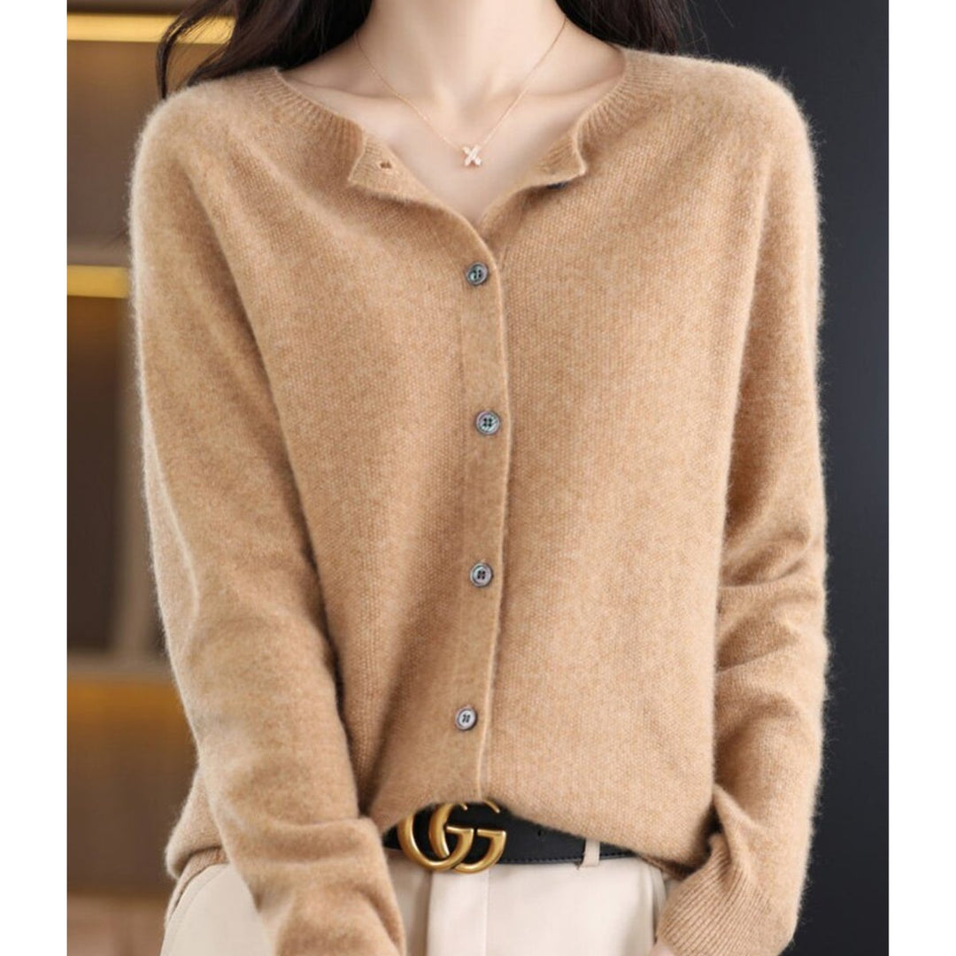 Elegant dame cardigan med rund hals. Komfortabel knappecardigan for kvinne.