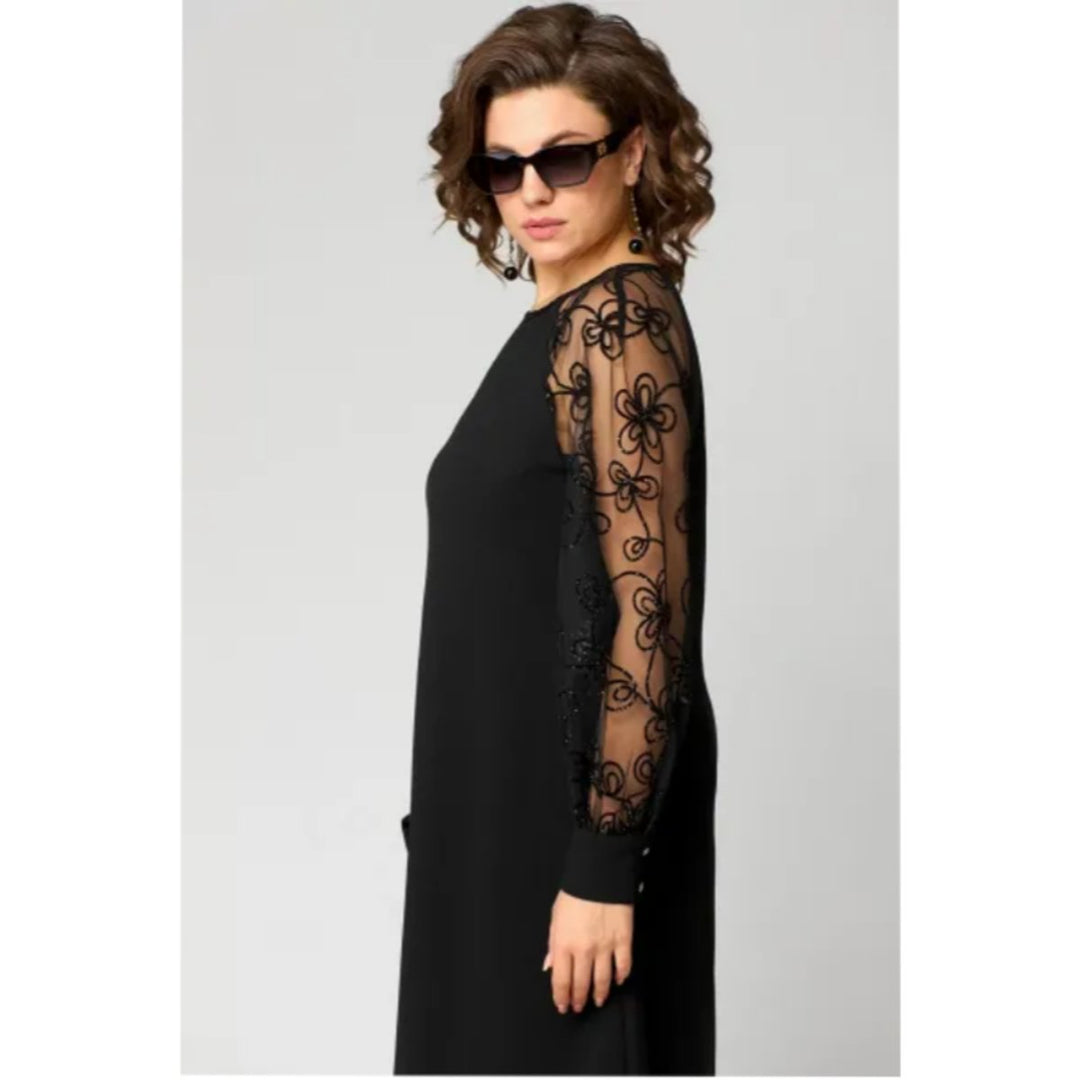 Elegant knelang damekjole med langermede blondeermer. Populær a-linje passform, ideell som selskapskjole.