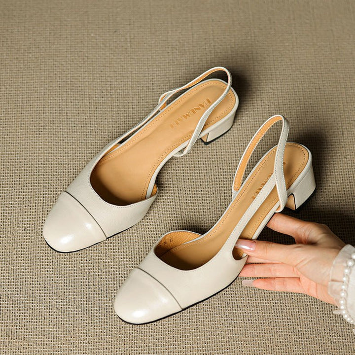 Detaljbilde: Justerbar slingback-rem og solid blokkhæl på elegante damepumps med mandeltå.