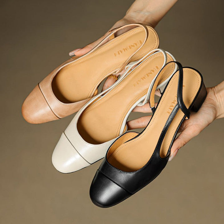 Sorte slingback pumps på foten, viser komfortabel passform og elegant design med mandeltå.