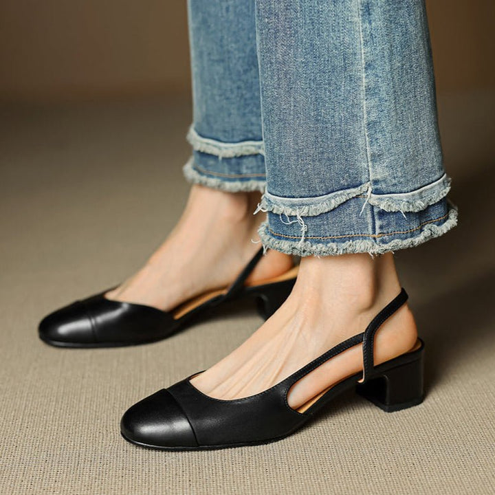 Allsidige slingback pumps i grått semsket skinn, med mandeltå og komfortabel blokkhæl.