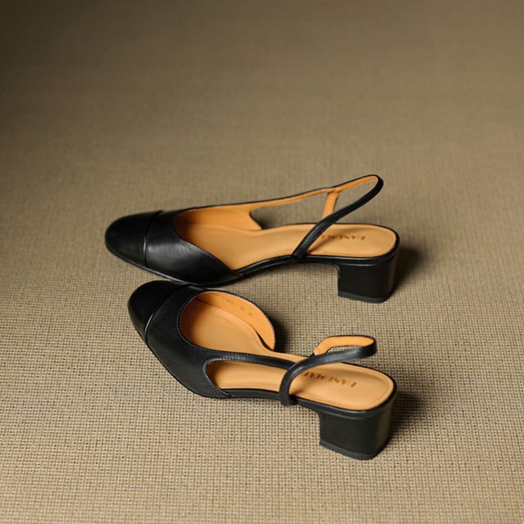 Hverdagspumps: Sorte slingback med diskret blokkhæl og elegant mandeltå for daglig bruk.