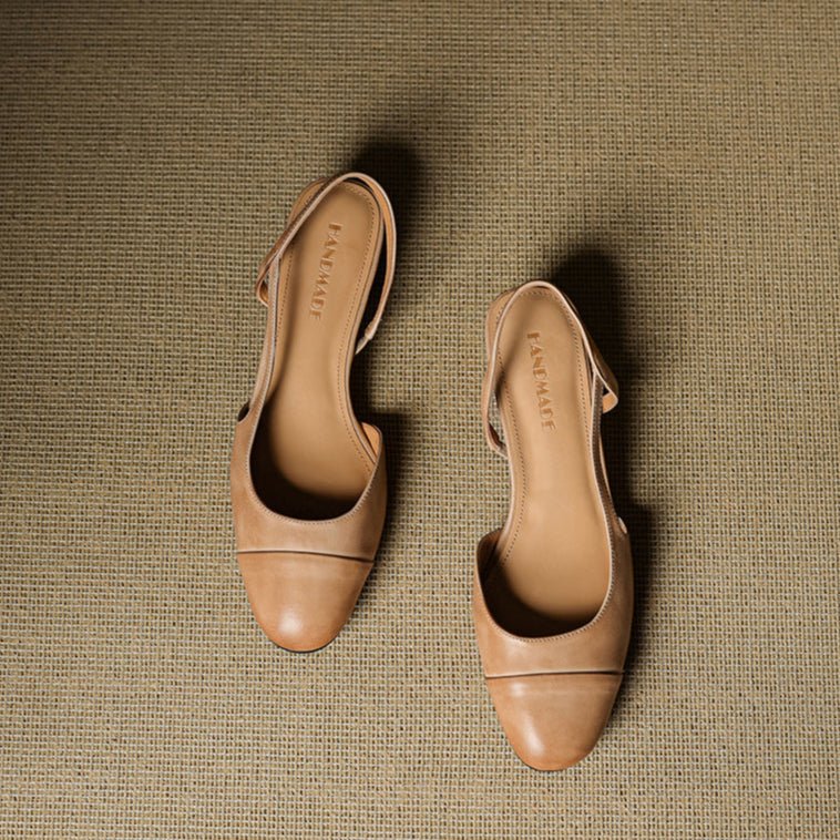 Sofistikerte sorte slingback pumps i skinn med elegant mandeltå, et must for enhver garderobe.