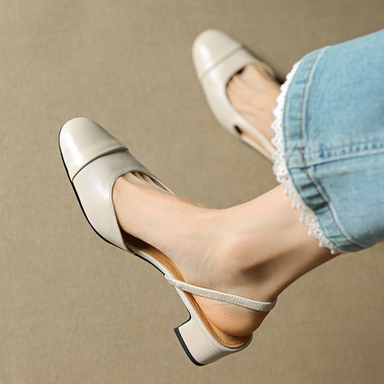 Marineblå slingback damepumps med tidløs mandeltå og stabil blokkhæl, komfort og stil.