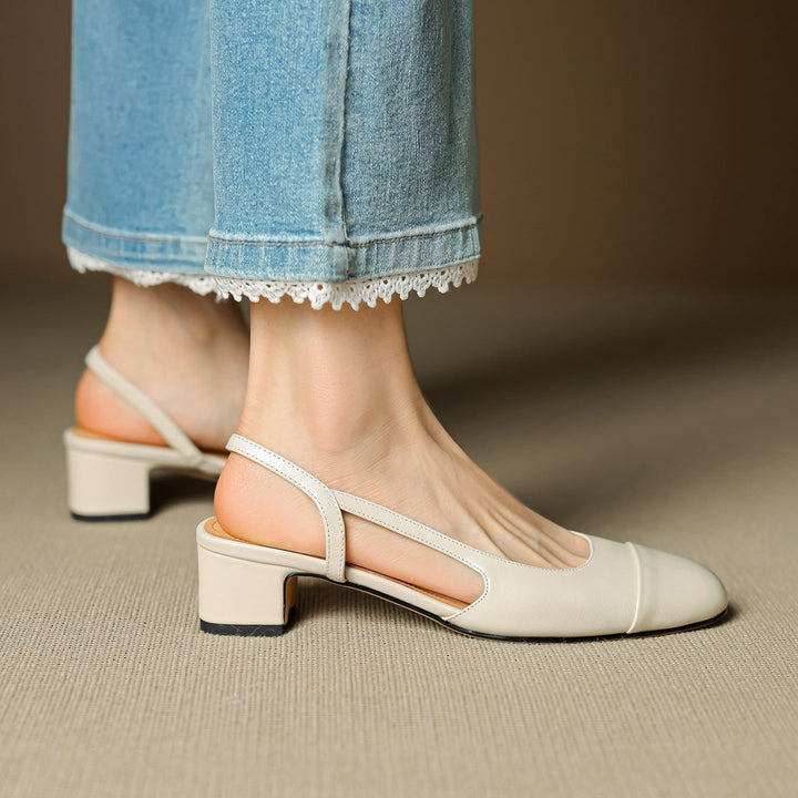 Gullfargede slingback festsko med skinnende finish, mandeltå og lav blokkhæl, glamorøse.