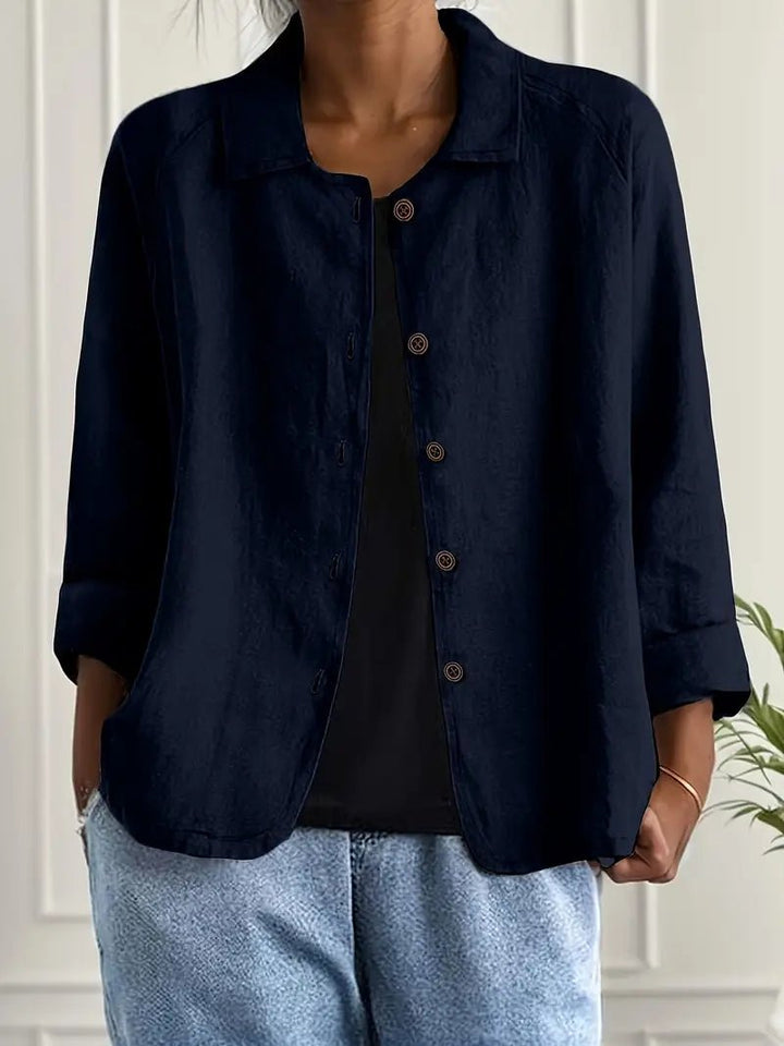 Elegant og komfortabel dameblazer i relaxed fit med knappelukking. Enkel å style.